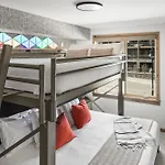 New Spacious Mtn View Condo, Prime Location With Hot Tub, Free National Park Pass, Huge Patio, Bbq, Sleeps 7