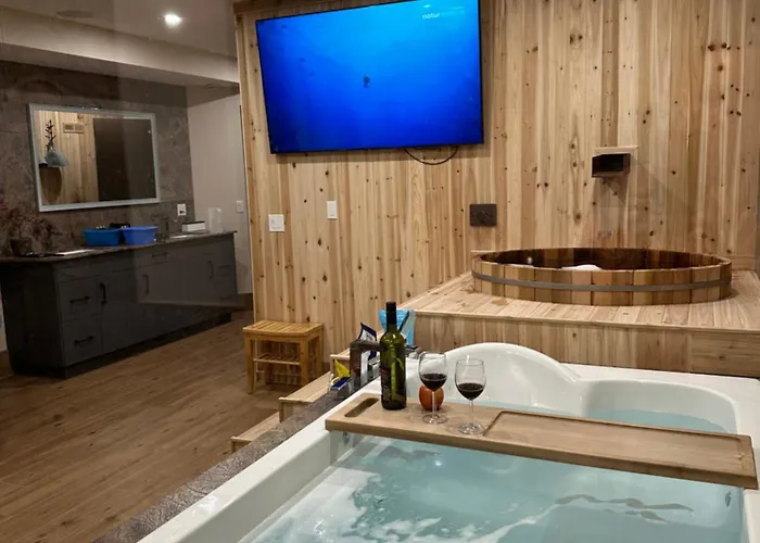 Romantic Luxury Retreat With Private Sauna & Spa, Pet Friendly, Elkside Hideout B&B