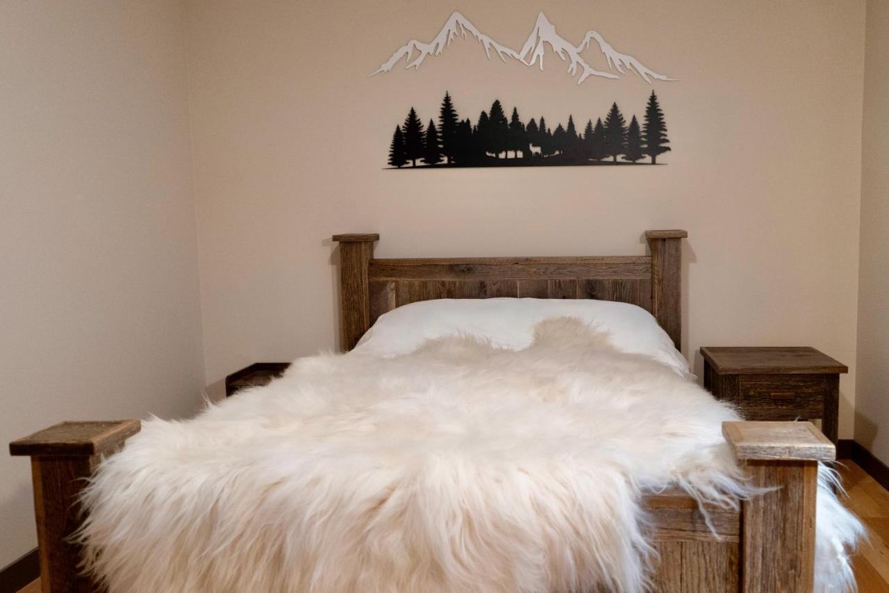 Romantic Luxury Retreat With Private Sauna & Spa, Pet Friendly, Elkside Hideout B&B * Canmore