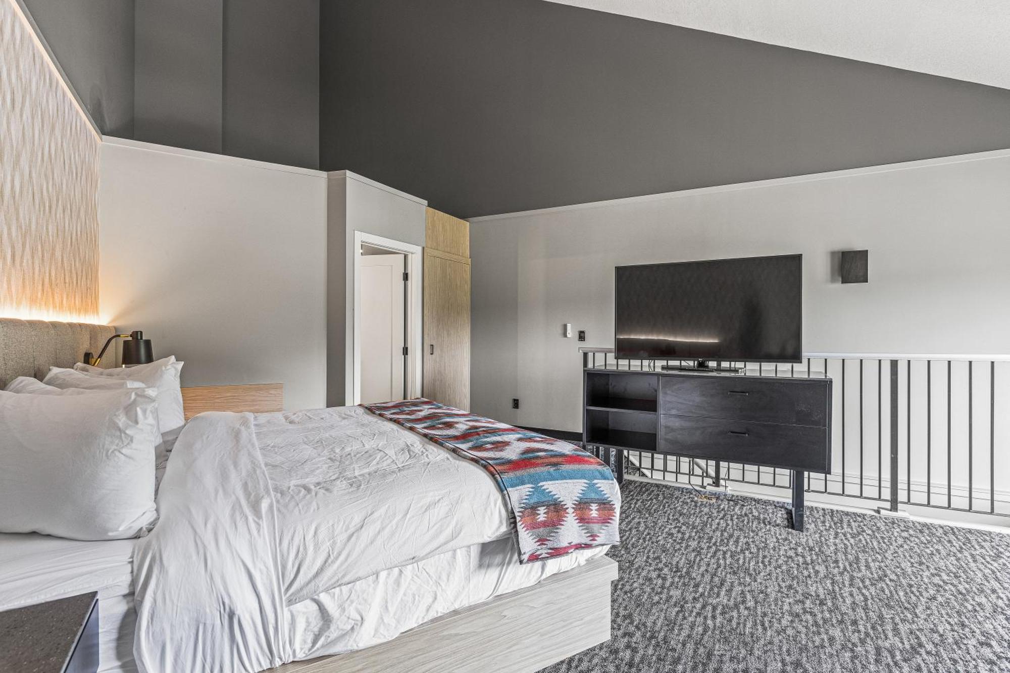 Hotel Mtn House By Basecamp 4*