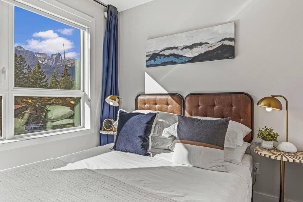 K202 Hot Tub, Pool, Mtn View, Ac, Free Parking Apartment Canmore