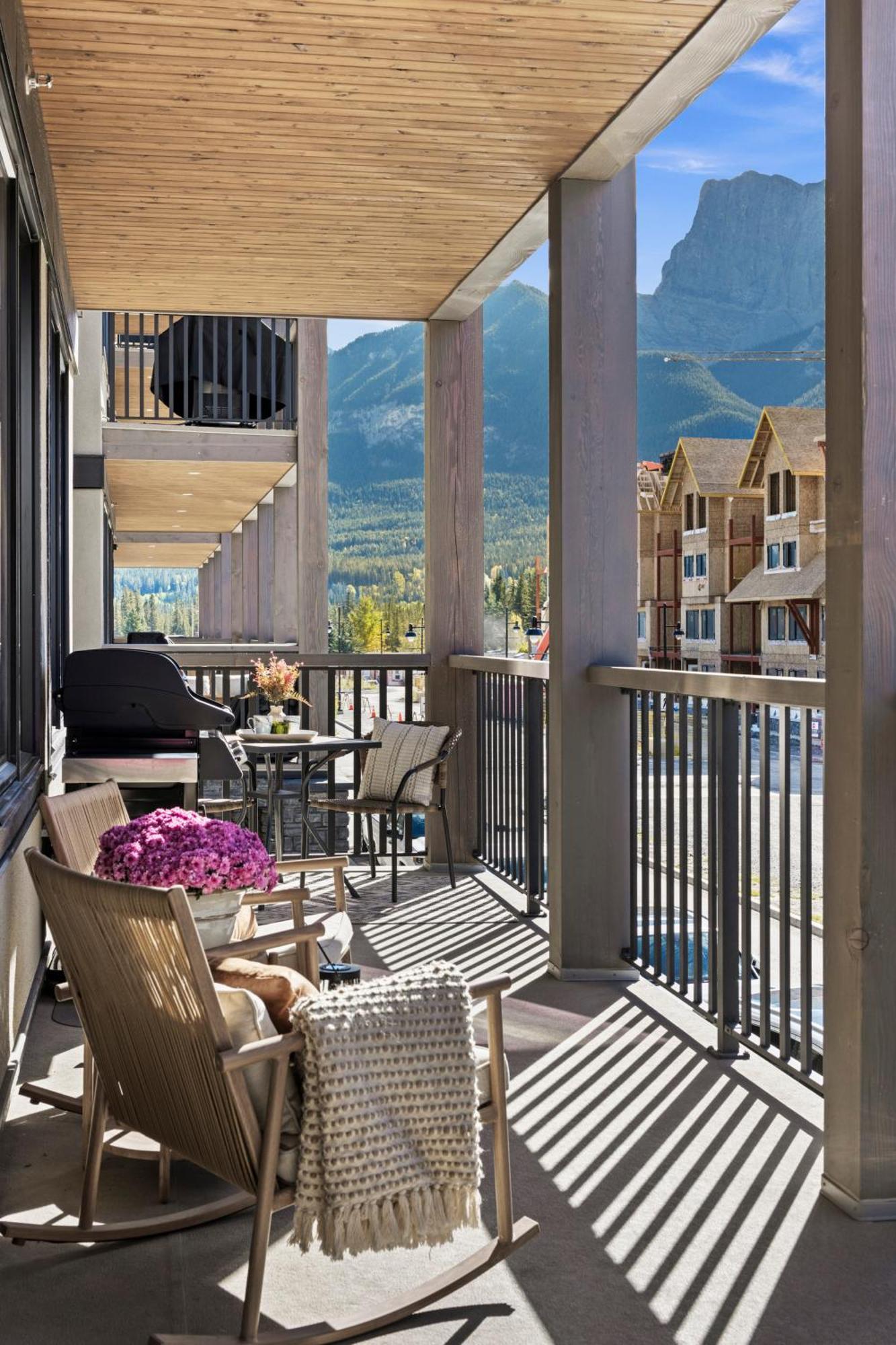 Apartment New Spacious Mtn View Condo, Prime Location With Hot Tub, Free National Park Pass, Huge Patio, Bbq, Sleeps 7