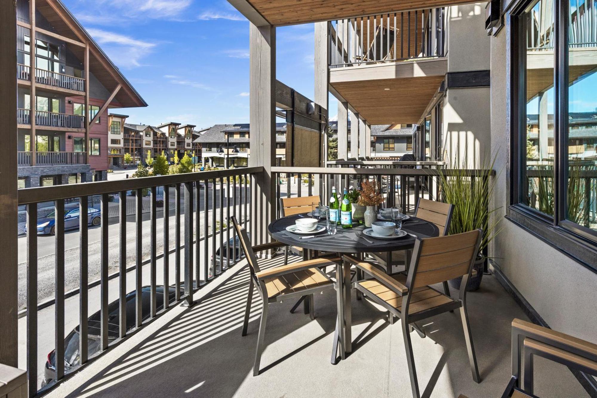 New Spacious Mtn View Condo, Prime Location With Hot Tub, Free National Park Pass, Huge Patio, Bbq, Sleeps 7