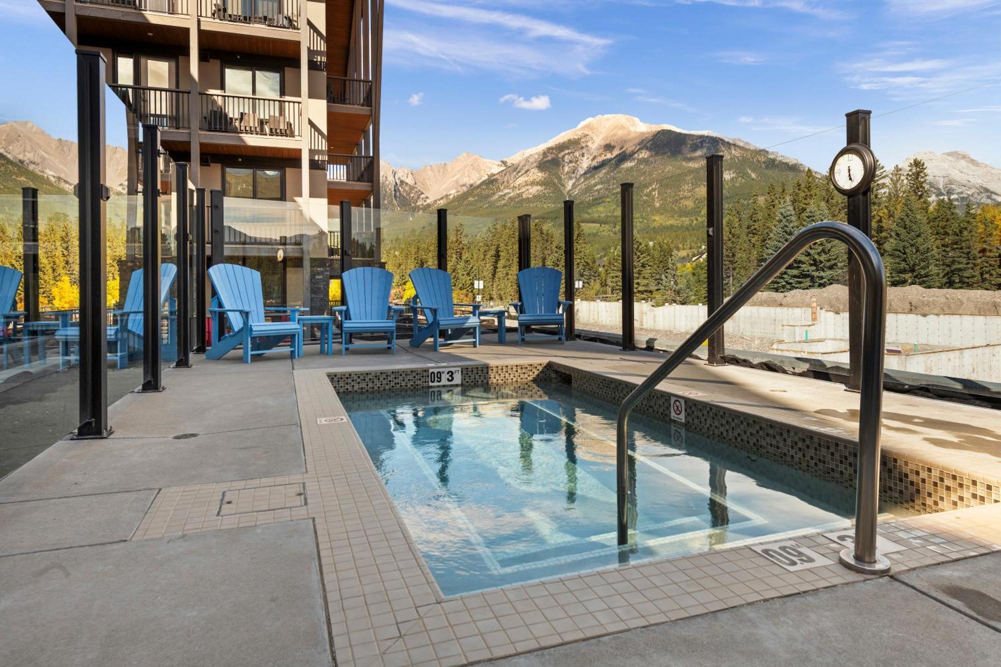 New Spacious Mtn View Condo, Prime Location With Hot Tub, Free National Park Pass, Huge Patio, Bbq, Sleeps 7 Apartment