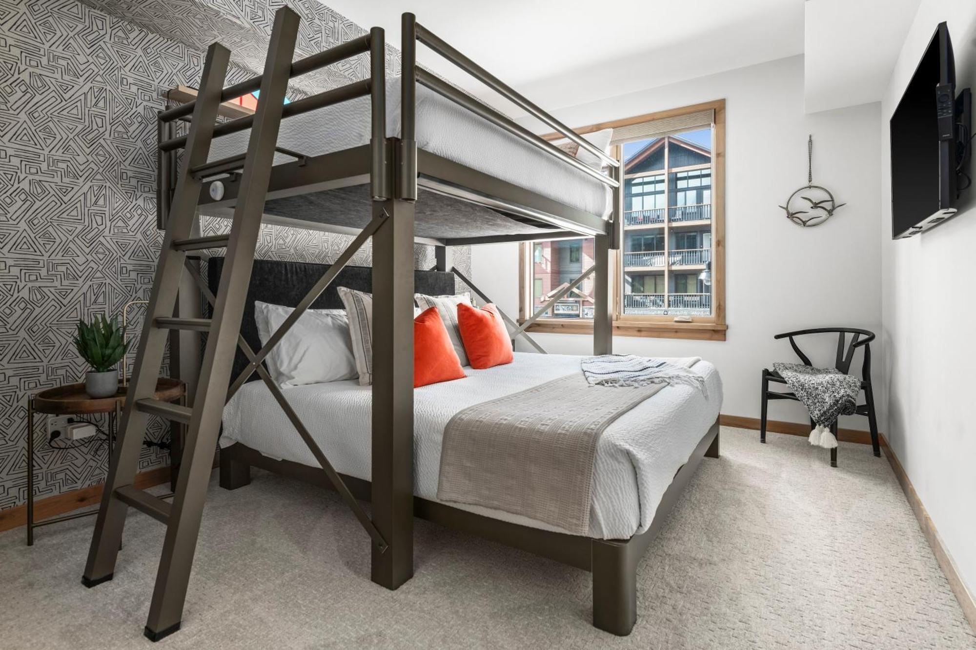 Apartment New Spacious Mtn View Condo, Prime Location With Hot Tub, Free National Park Pass, Huge Patio, Bbq, Sleeps 7 *