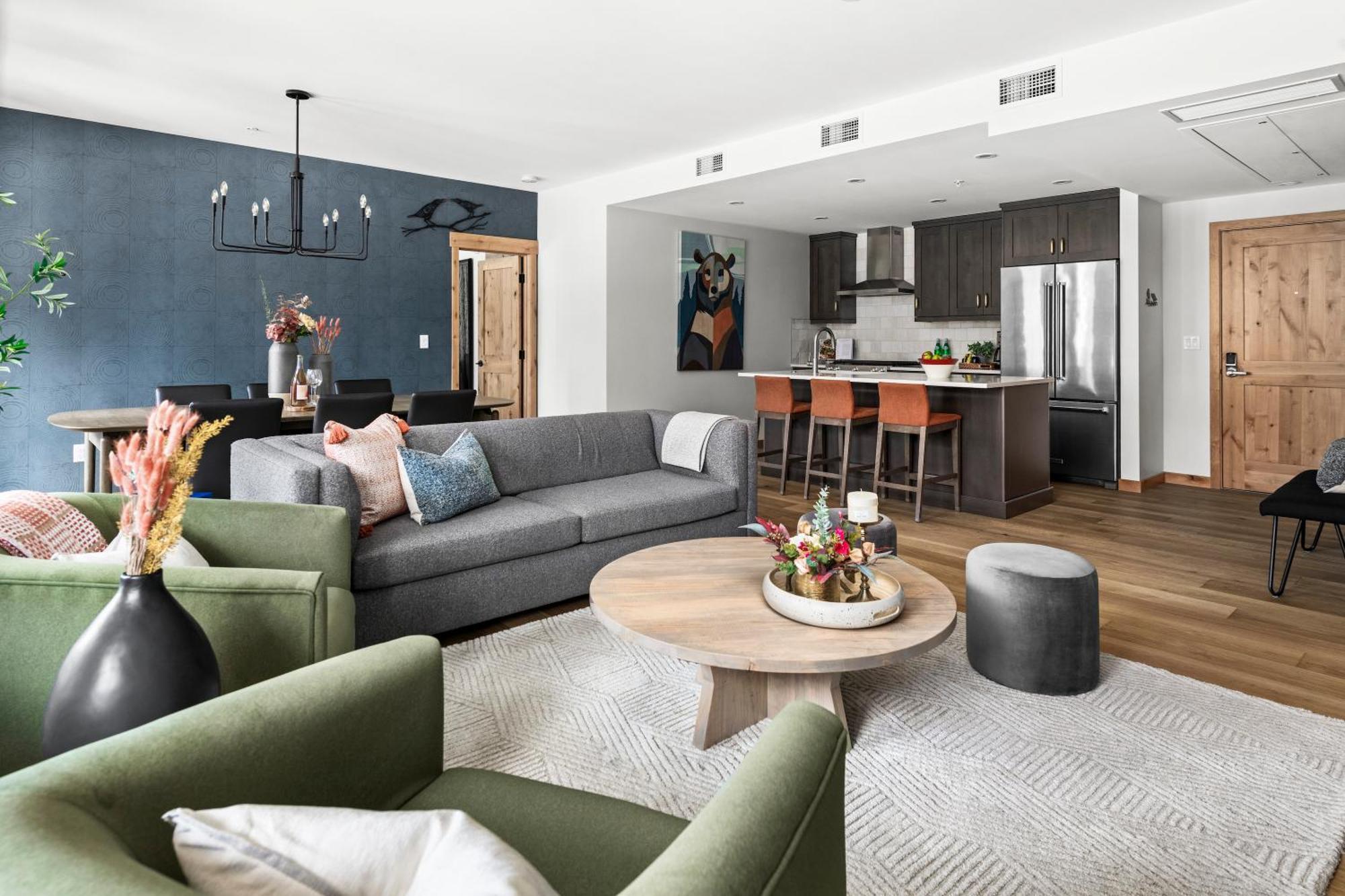 New Spacious Mtn View Condo, Prime Location With Hot Tub, Free National Park Pass, Huge Patio, Bbq, Sleeps 7