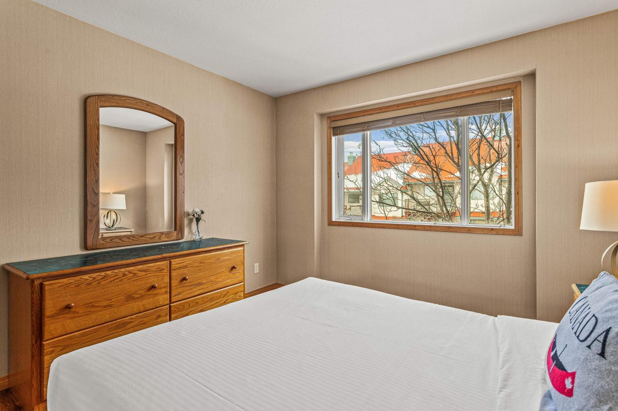 Bow Valley Chalets-entire 2 King Bedrooms Townhouse
