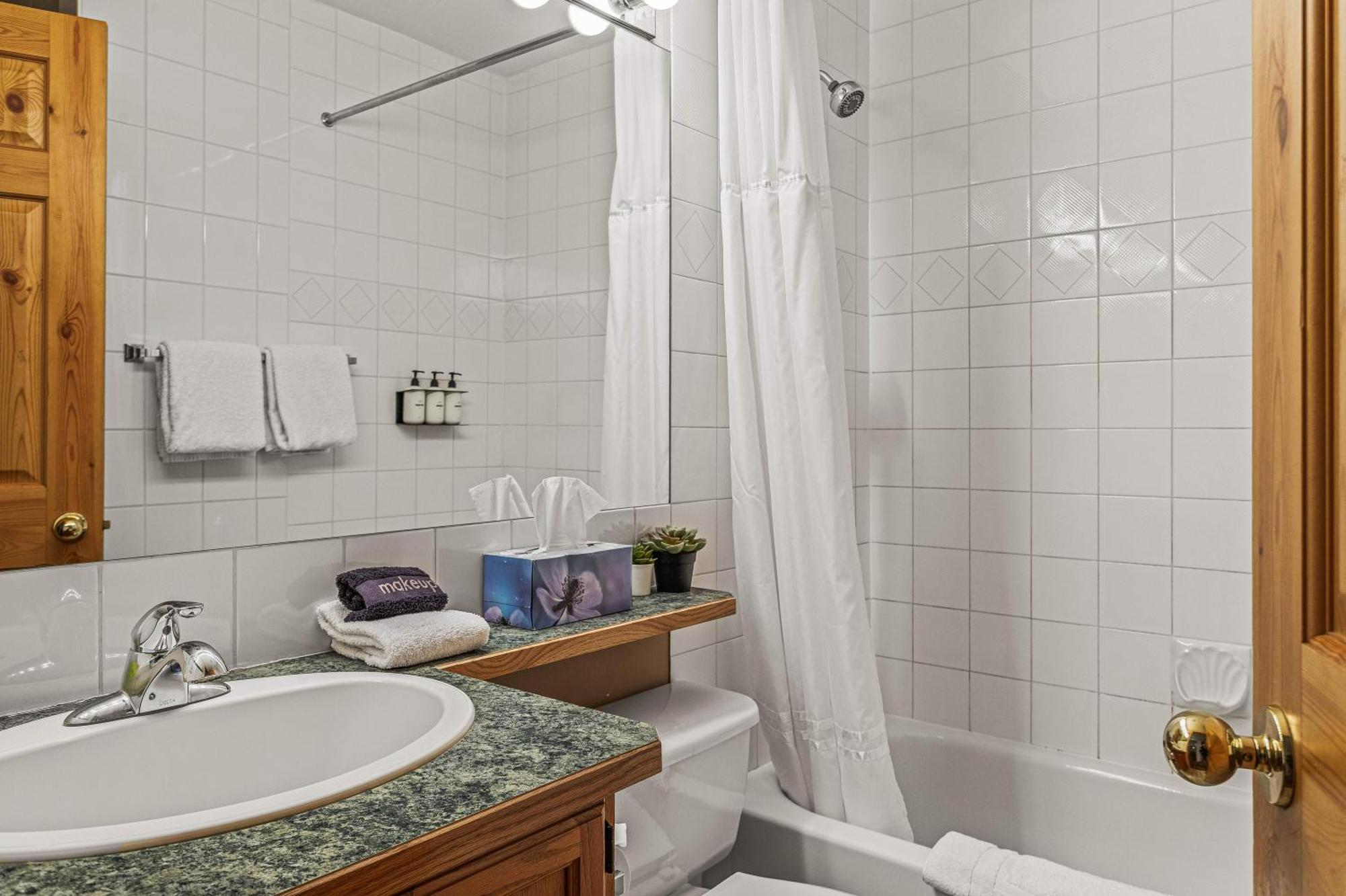Aparthotel Bow Valley Chalets-entire 2 King Bedrooms Townhouse Canmore