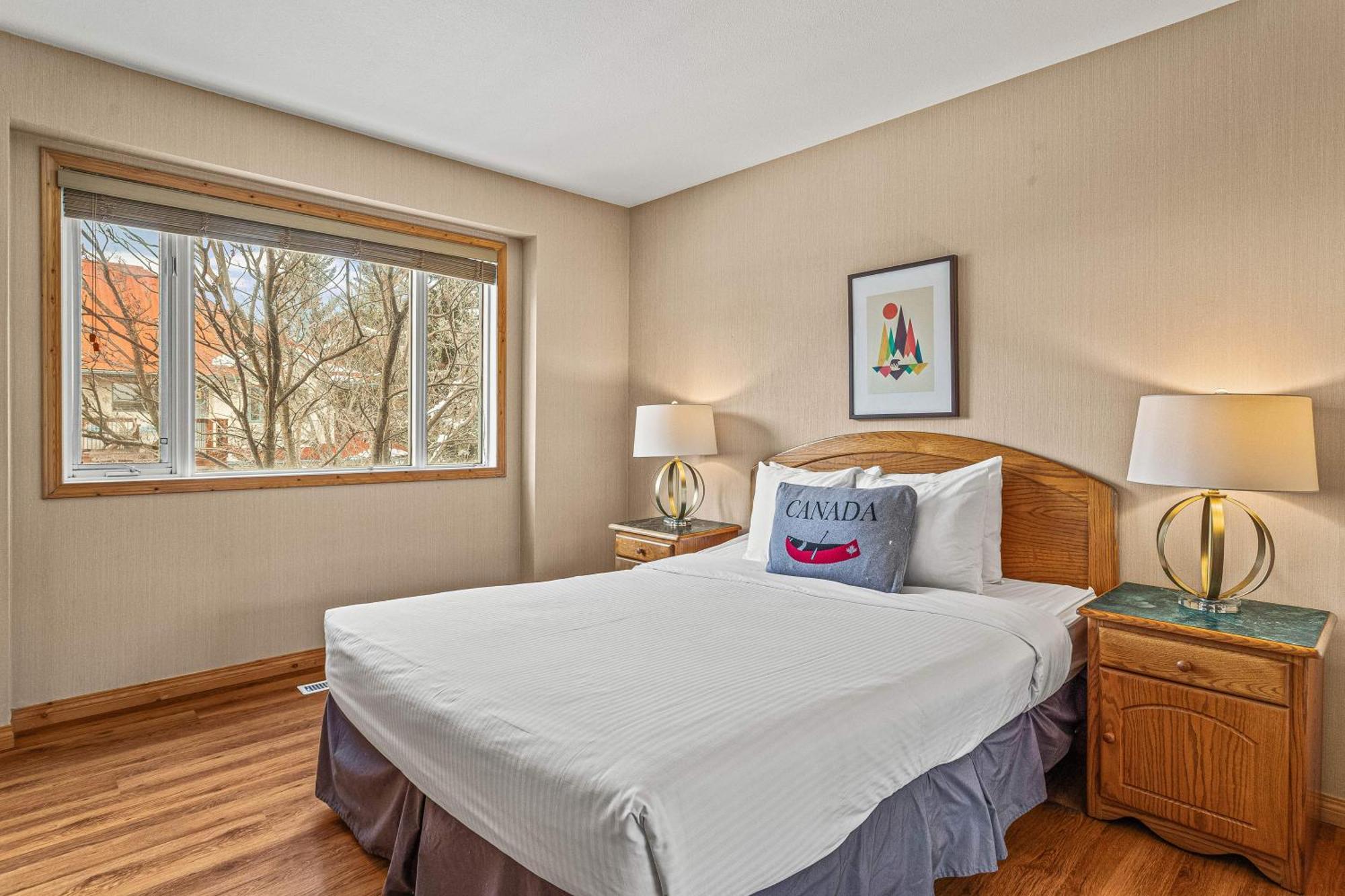 Bow Valley Chalets-entire 2 King Bedrooms Townhouse Aparthotel