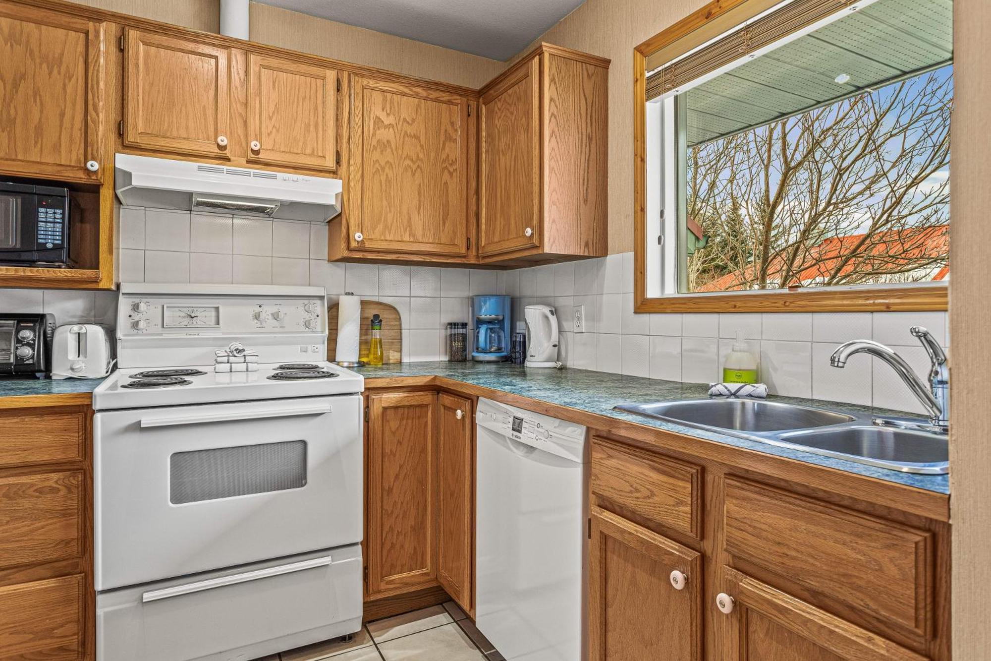 Bow Valley Chalets-entire 2 King Bedrooms Townhouse Aparthotel Canmore