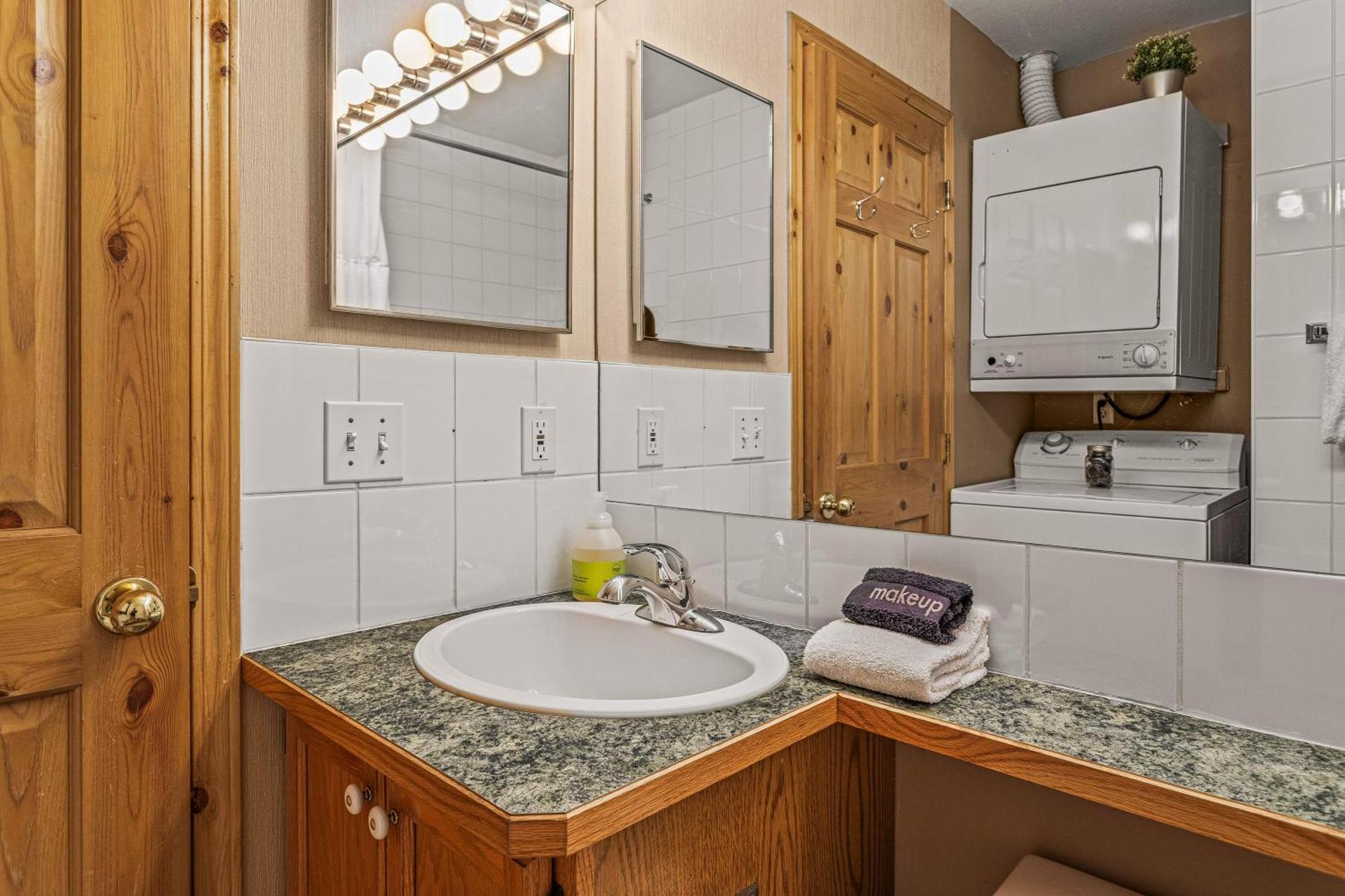 Bow Valley Chalets-entire 2 King Bedrooms Townhouse * Canmore