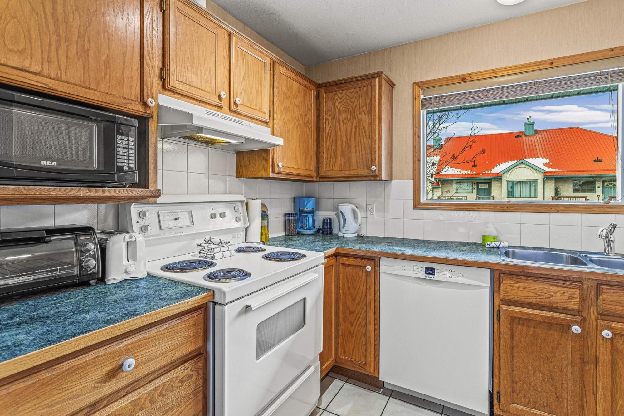 Bow Valley Chalets-entire 2 King Bedrooms Townhouse Aparthotel *