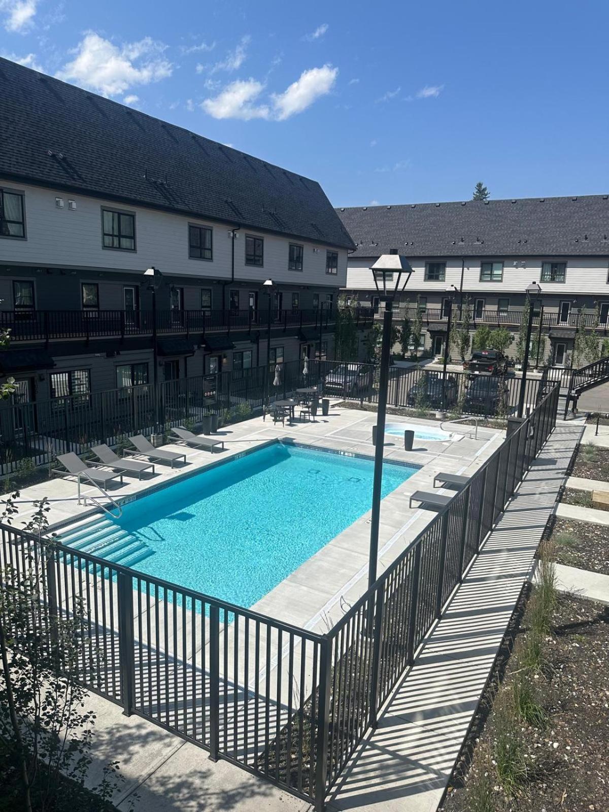 K202 Hot Tub, Pool, Mtn View, Ac, Free Parking Canmore