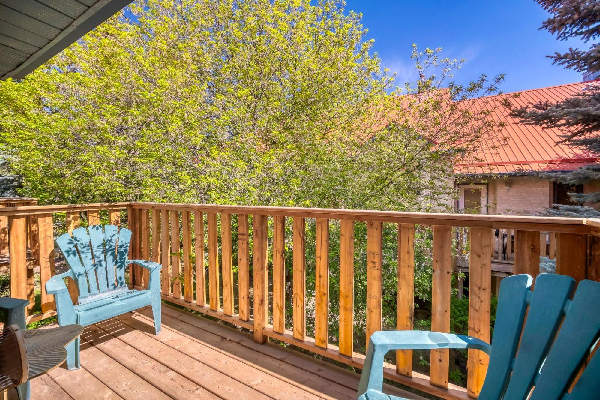 Bow Valley Chalets-entire 2 King Bedrooms Townhouse Canmore