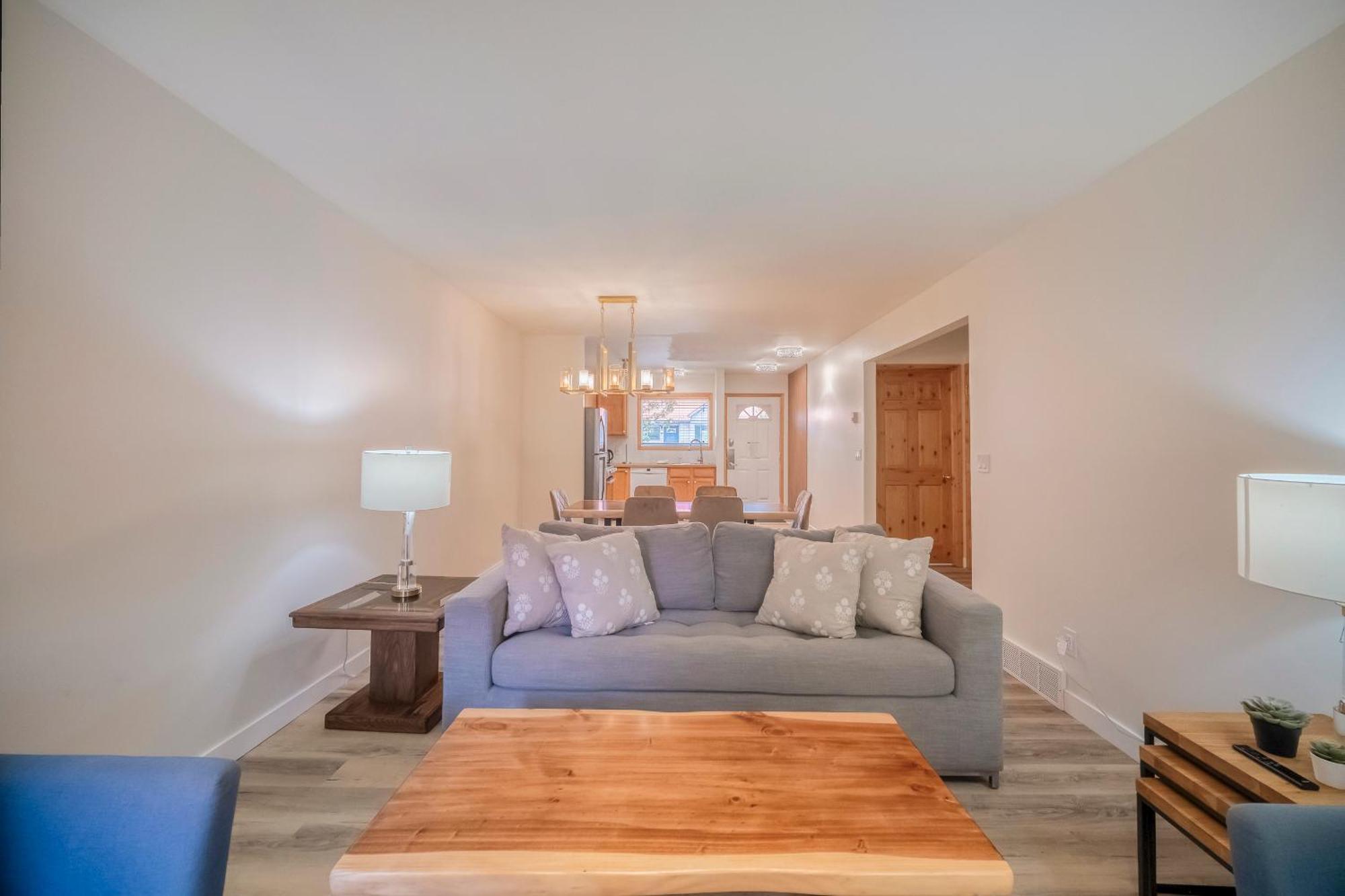 Bow Valley Chalets-entire 2 King Bedrooms Townhouse