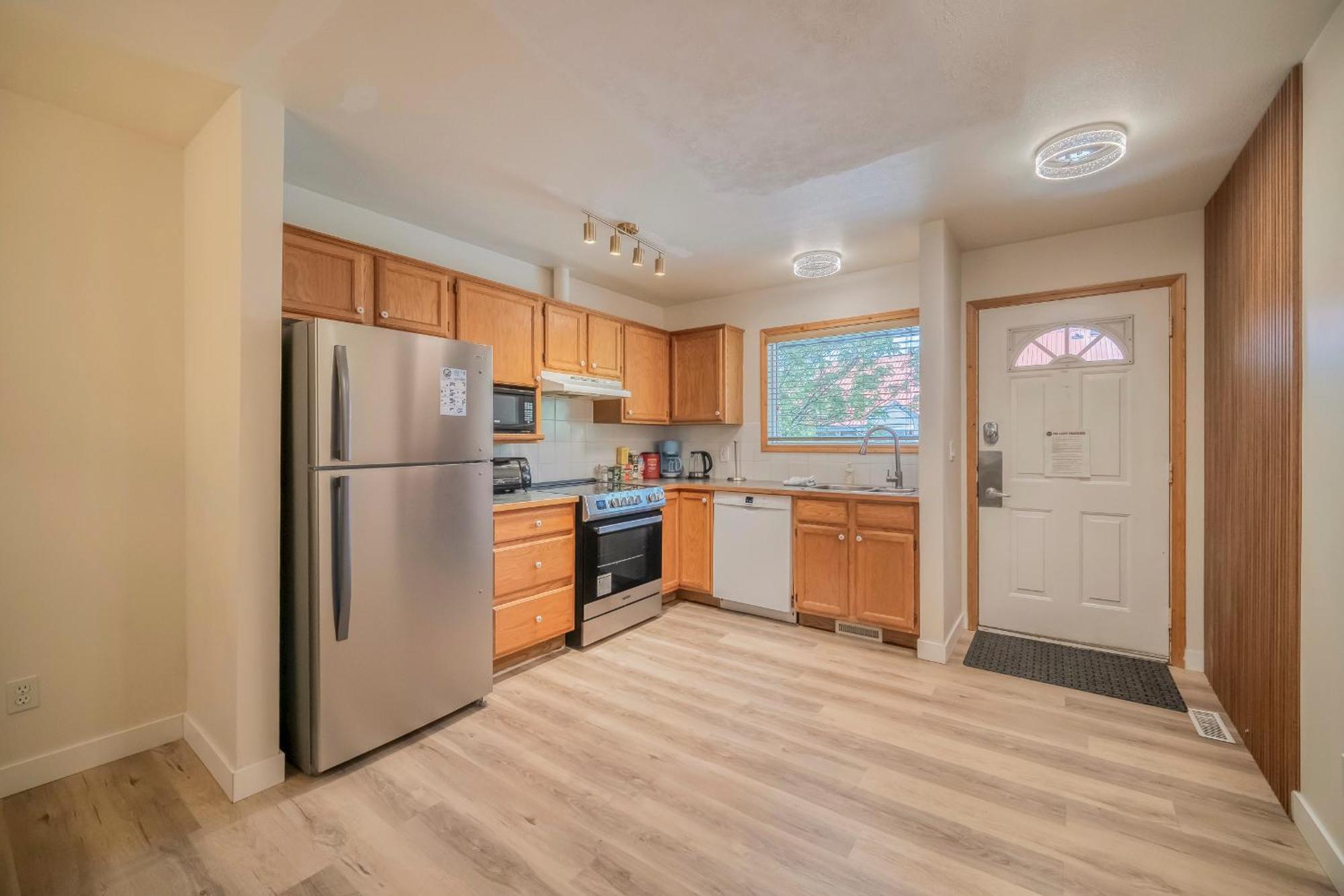 Bow Valley Chalets-entire 2 King Bedrooms Townhouse Canmore