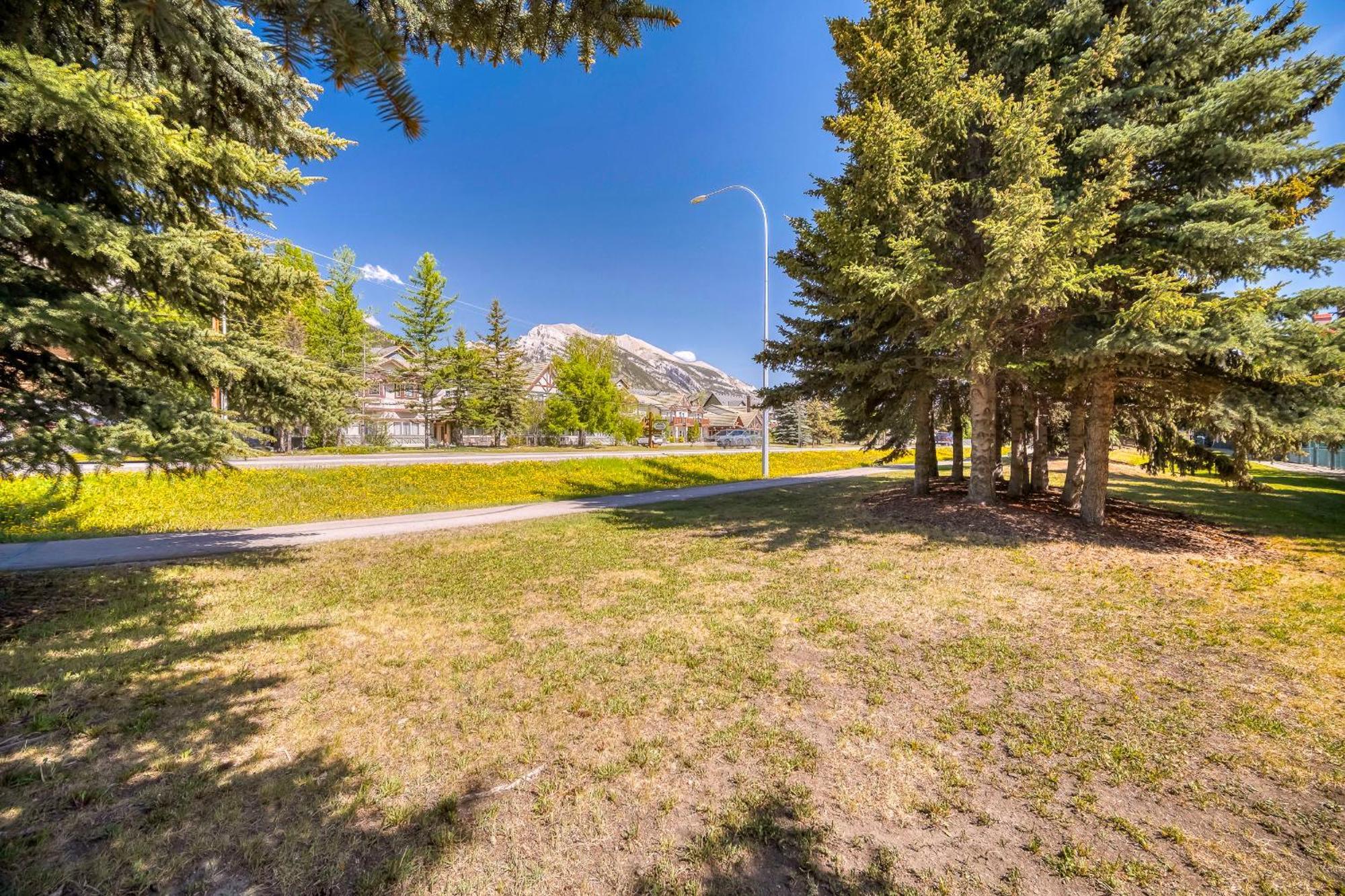 Bow Valley Chalets-entire 2 King Bedrooms Townhouse *