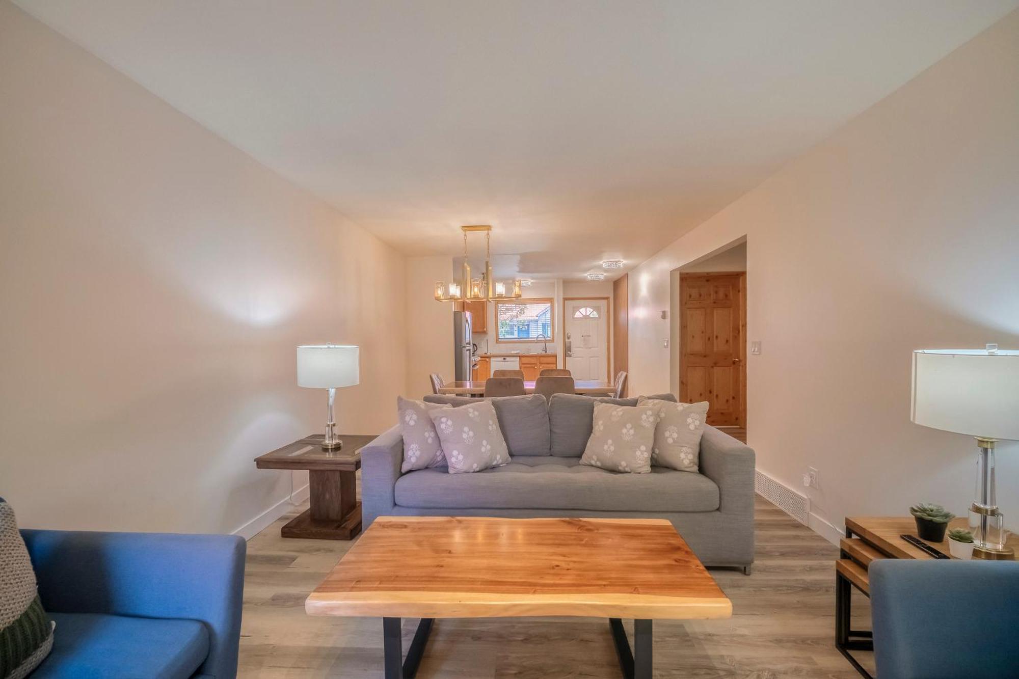 Bow Valley Chalets-entire 2 King Bedrooms Townhouse