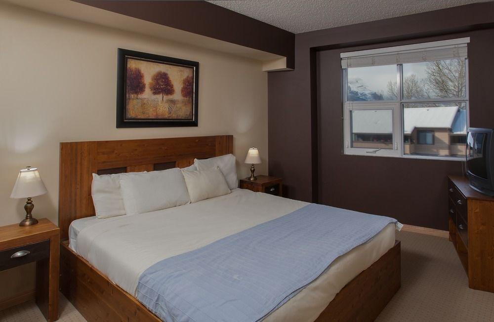 Paradise Club And Hotel Canmore