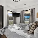 Stunning Mountain Views - Pool&Hottub - King Bed - Bbq
