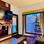 S105 Canmore Stay- Hot Tub, Stream Rm, Gym, Parking Mtn Retreat