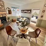 Three Peaks Getaway Jacuzzi Suite - Sleeps 4