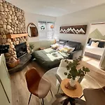 Three Peaks Getaway Jacuzzi Suite - Sleeps 4