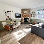 Three Peaks Getaway Jacuzzi Suite - Sleeps 4
