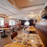 Party Hostel - The Canmore Hotel Hostel