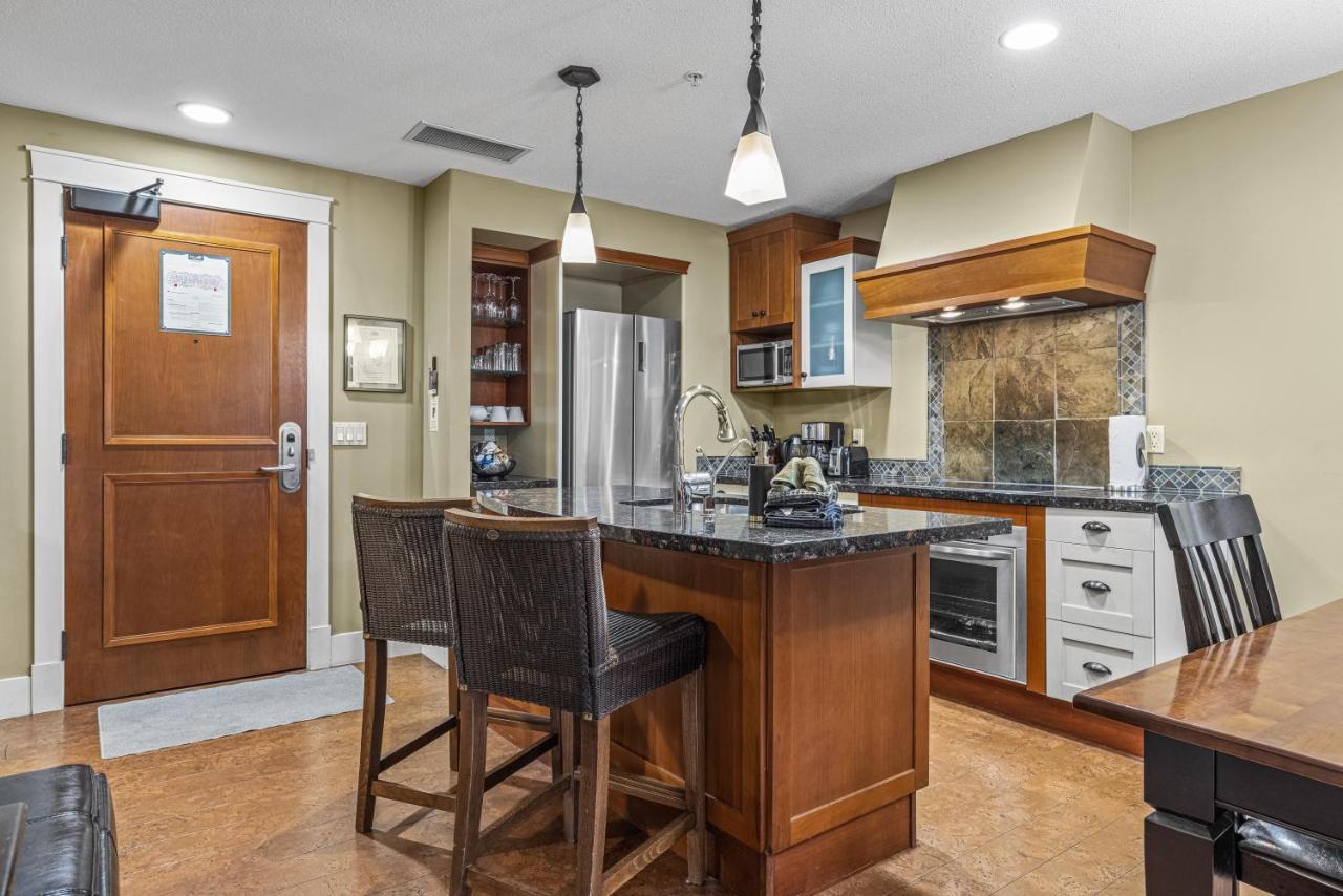 Apartment Sophisticated Mtn 2 Bedroom Pool Hot Tub Managed By Little Sister Getaways Canmore