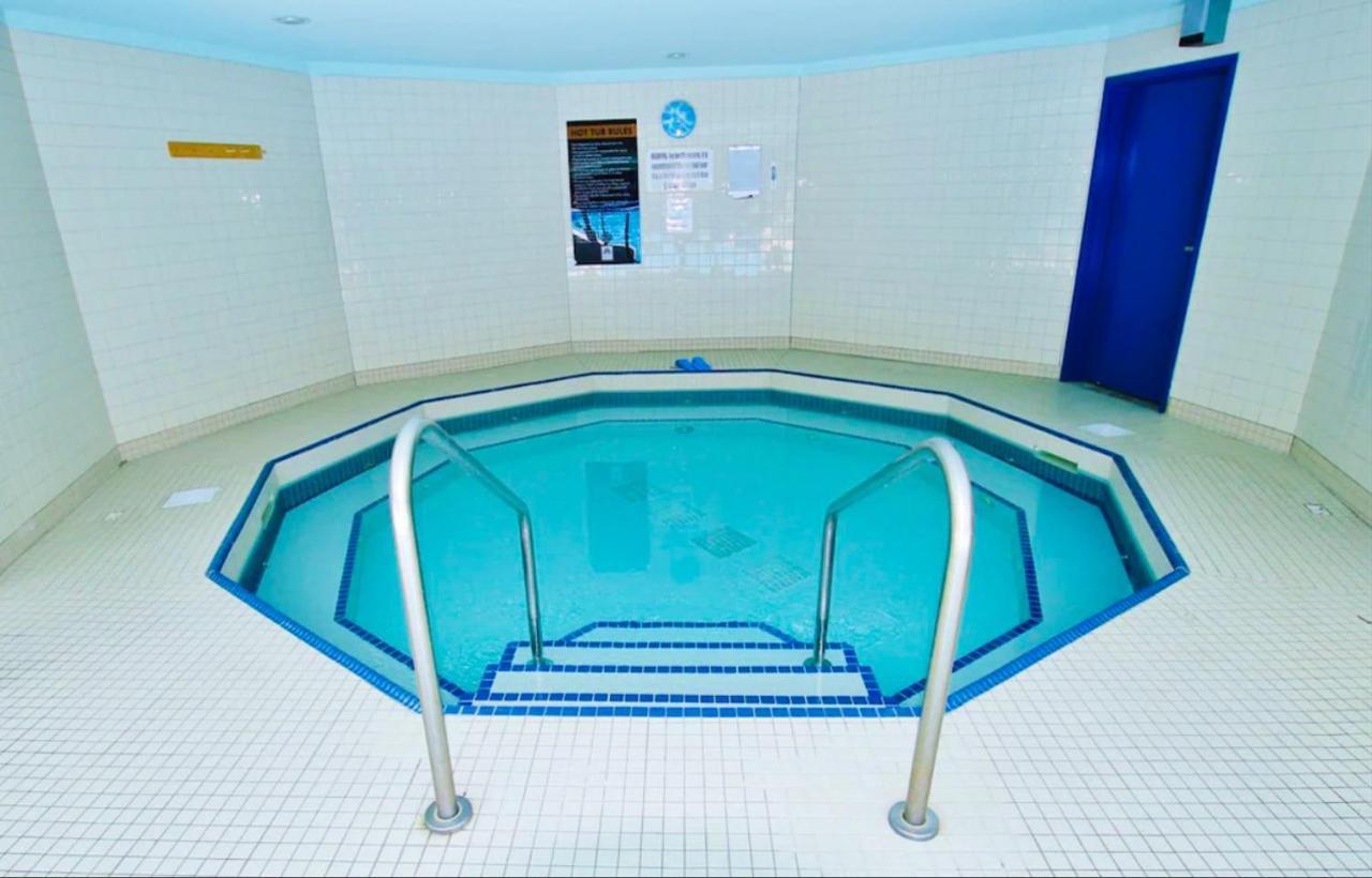 Apartment Relaxing Mountain Getaway At Mystic Springs, Pool, Hot Tub, Pets Welcome! Canmore