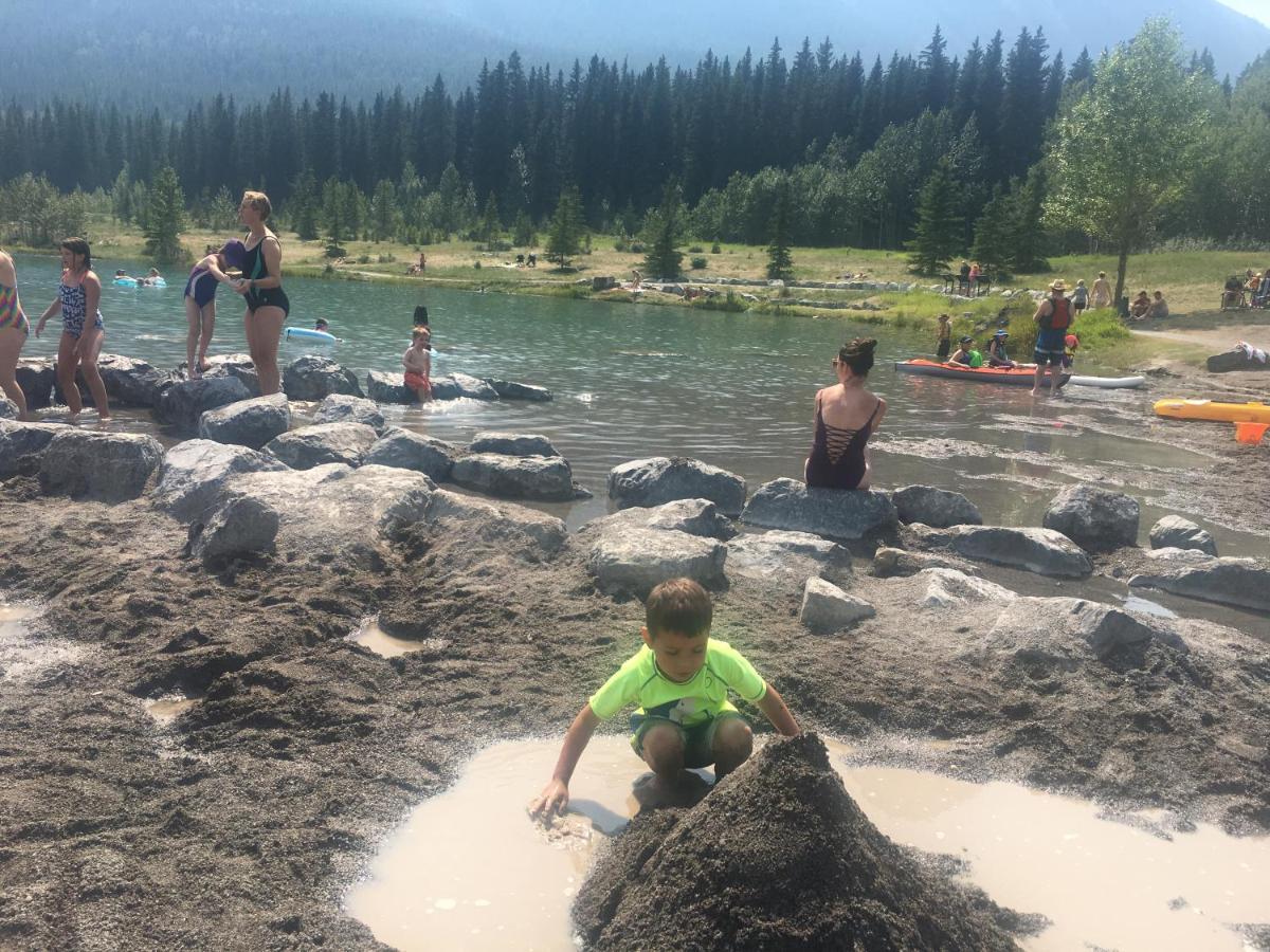Inviting Rocky Mountain Hot Tub In Rated Managed By Little Sister Getaways Aparthotel Canmore