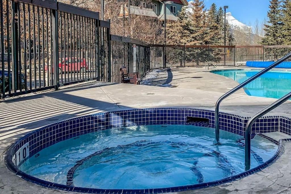 Apartment Mountain Retreat: Panoramic Views, Outdoor Pool & Park Pass *