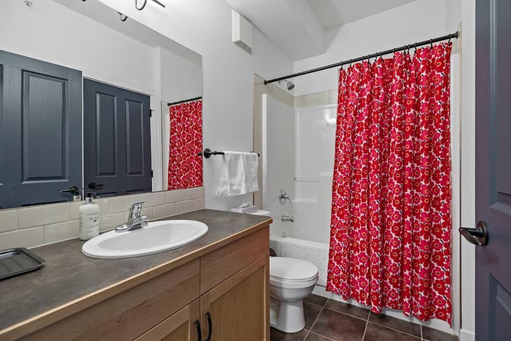 Mountain Retreat: Panoramic Views, Outdoor Pool & Park Pass Apartment Canmore