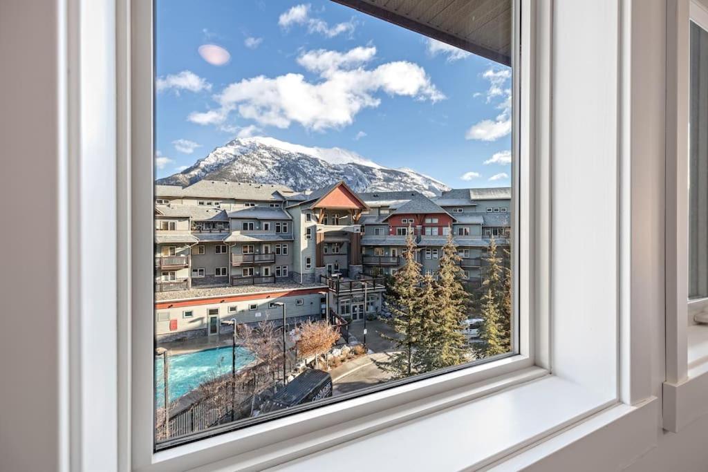 Mountain Retreat: Panoramic Views, Outdoor Pool & Park Pass Apartment Canmore