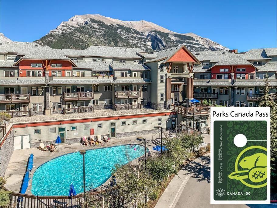 Mountain Retreat: Panoramic Views, Outdoor Pool & Park Pass Apartment Canmore