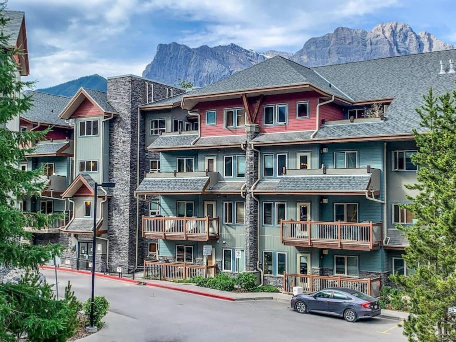 Mountain Retreat: Panoramic Views, Outdoor Pool & Park Pass Apartment Canmore