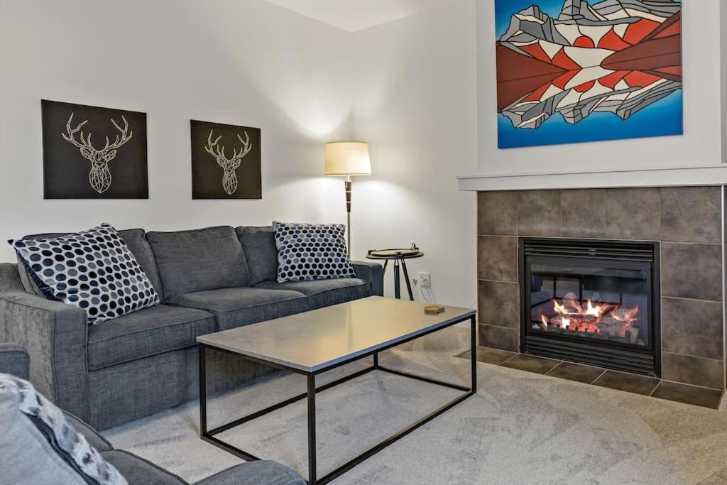 Mountain Retreat: Panoramic Views, Outdoor Pool & Park Pass *