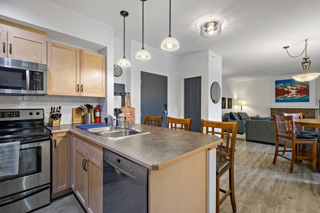 Mountain Retreat: Panoramic Views, Outdoor Pool & Park Pass Canmore