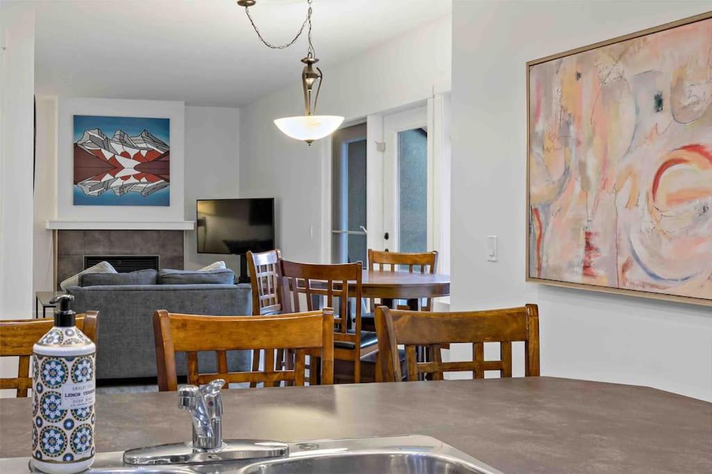 Mountain Retreat: Panoramic Views, Outdoor Pool & Park Pass Apartment