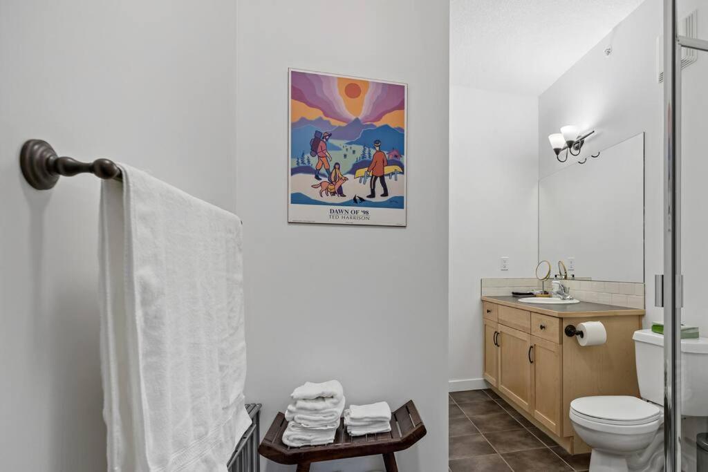 Apartment Mountain Retreat: Panoramic Views, Outdoor Pool & Park Pass Canmore