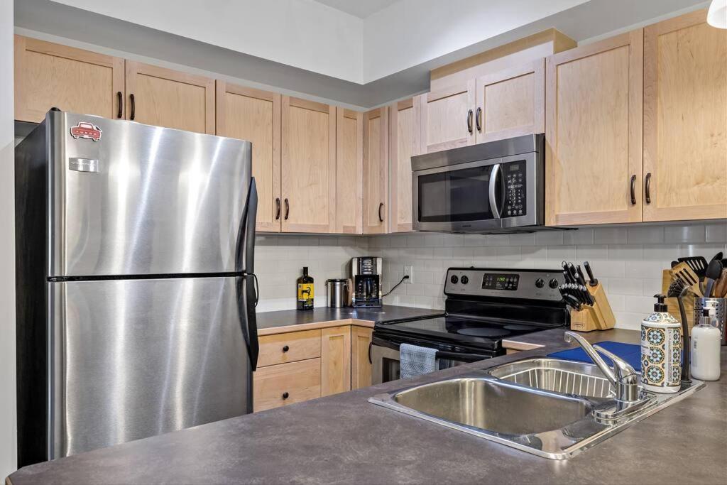 Mountain Retreat: Panoramic Views, Outdoor Pool & Park Pass Apartment *