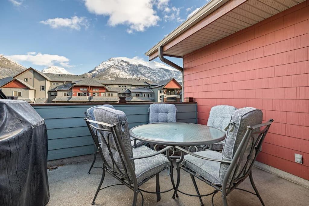 Mountain Retreat: Panoramic Views, Outdoor Pool & Park Pass Canmore