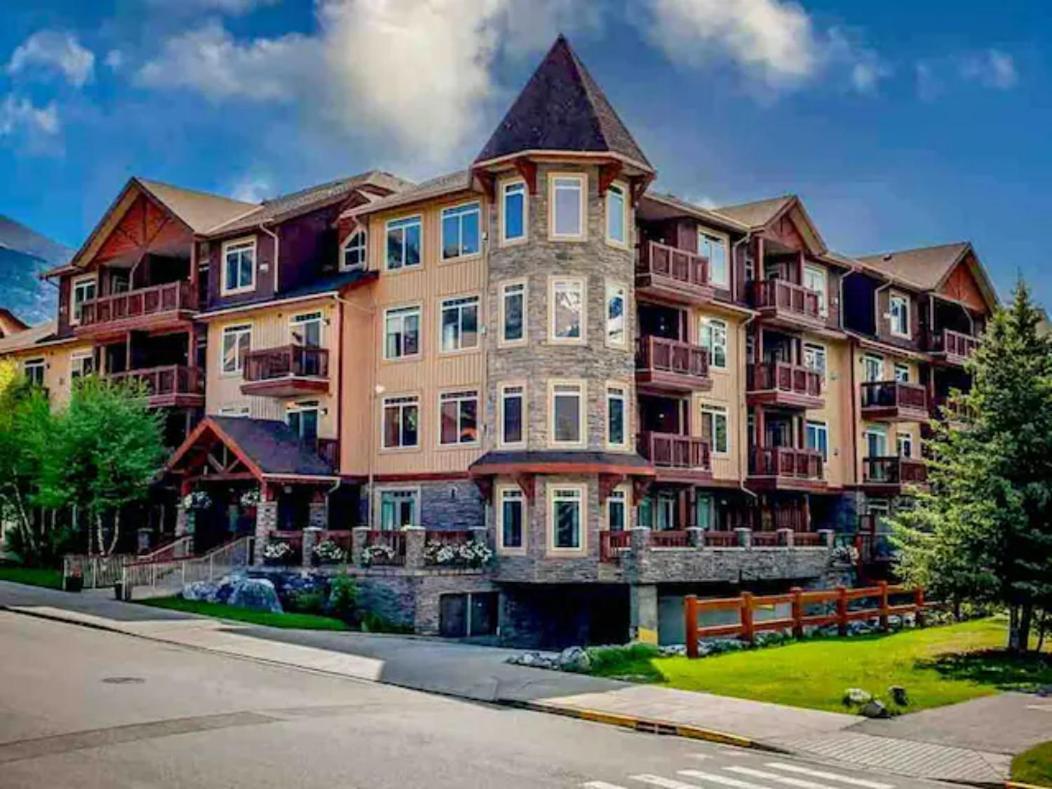 Falcon Crest 1 Bedroom With Gym & Hot-tubs & Mountain View
