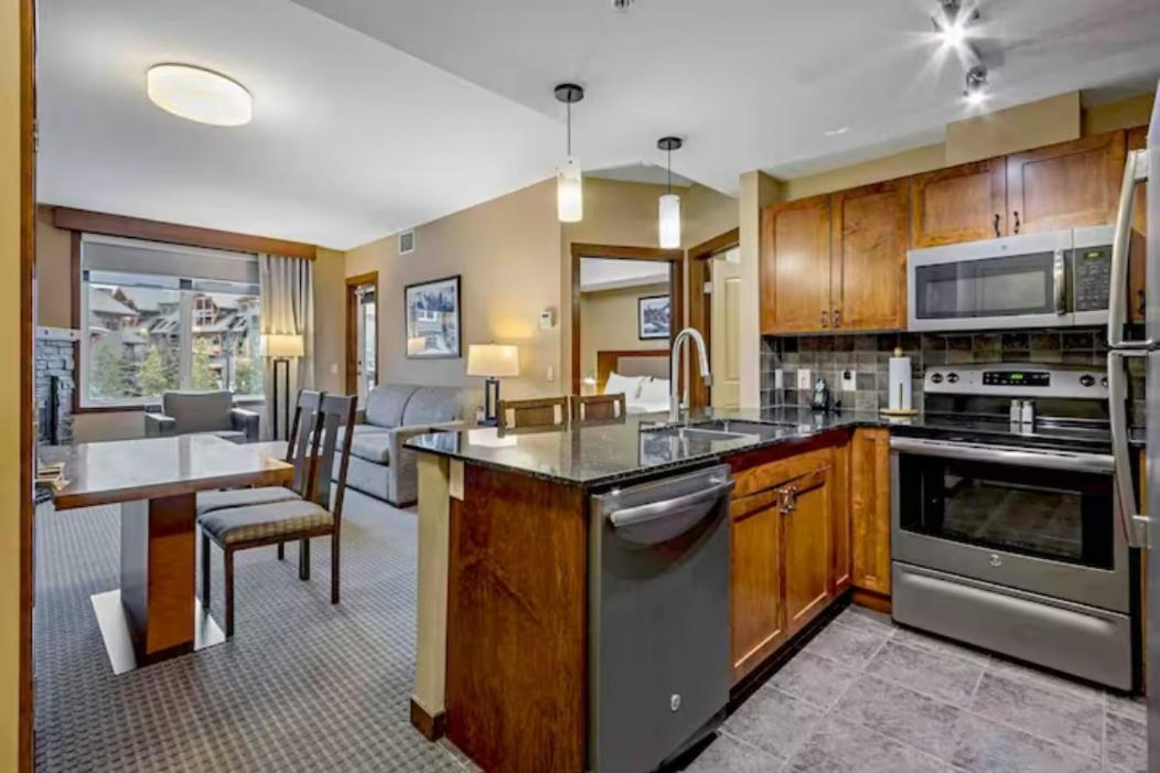 Falcon Crest 1 Bedroom With Gym & Hot-tubs & Mountain View *