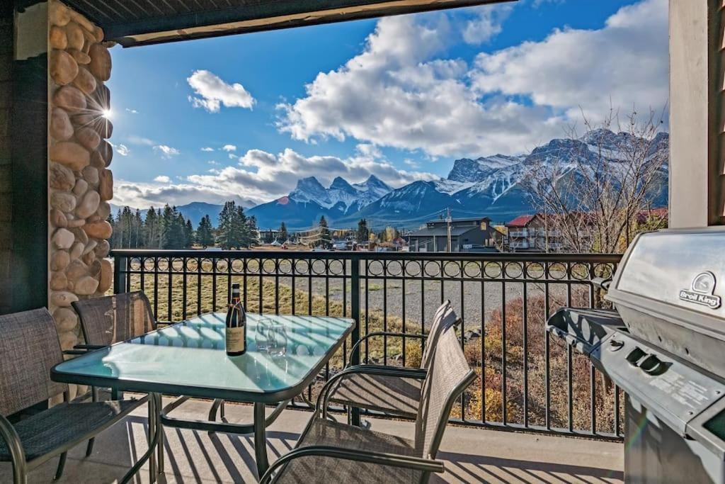 Stunning Mountain Views - Pool&hottub - King Bed - Bbq * Canmore