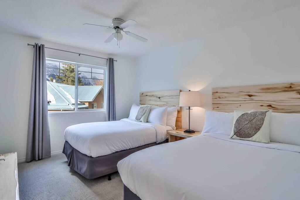 Big Mountain Views - Bright 2-story Corner Unit Apartment