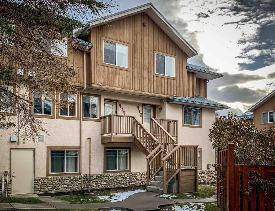 Big Mountain Views - Bright 2-story Corner Unit Apartment *