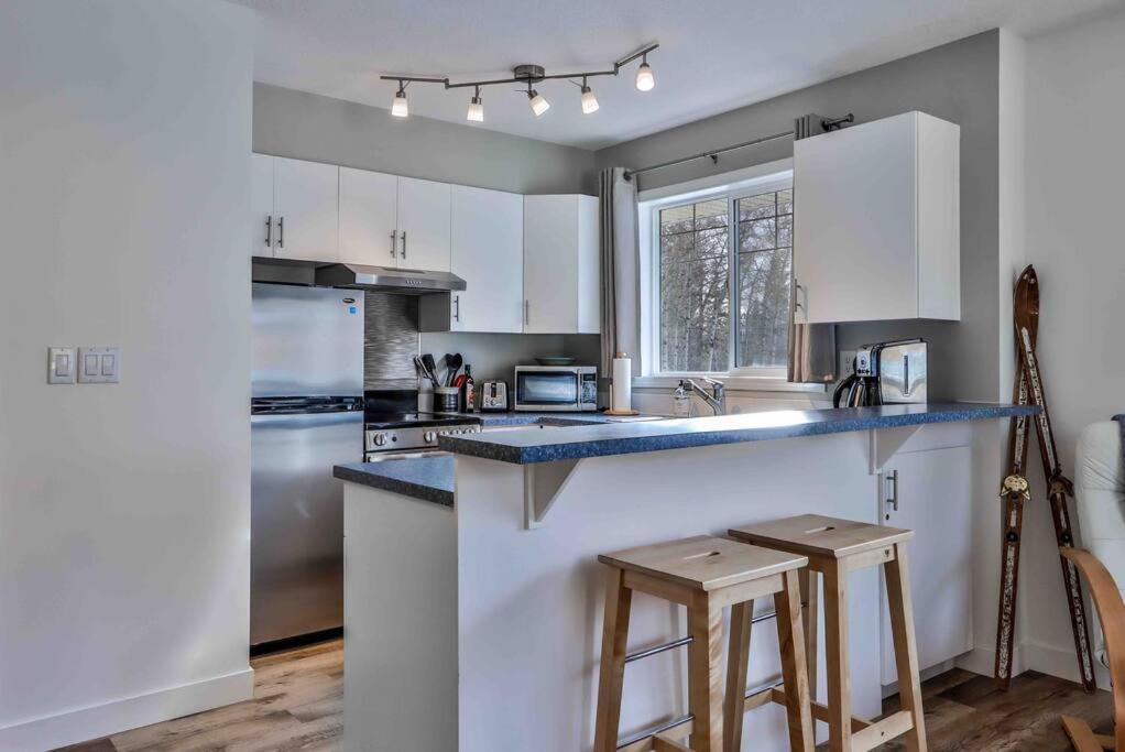 Big Mountain Views - Bright 2-story Corner Unit Apartment *