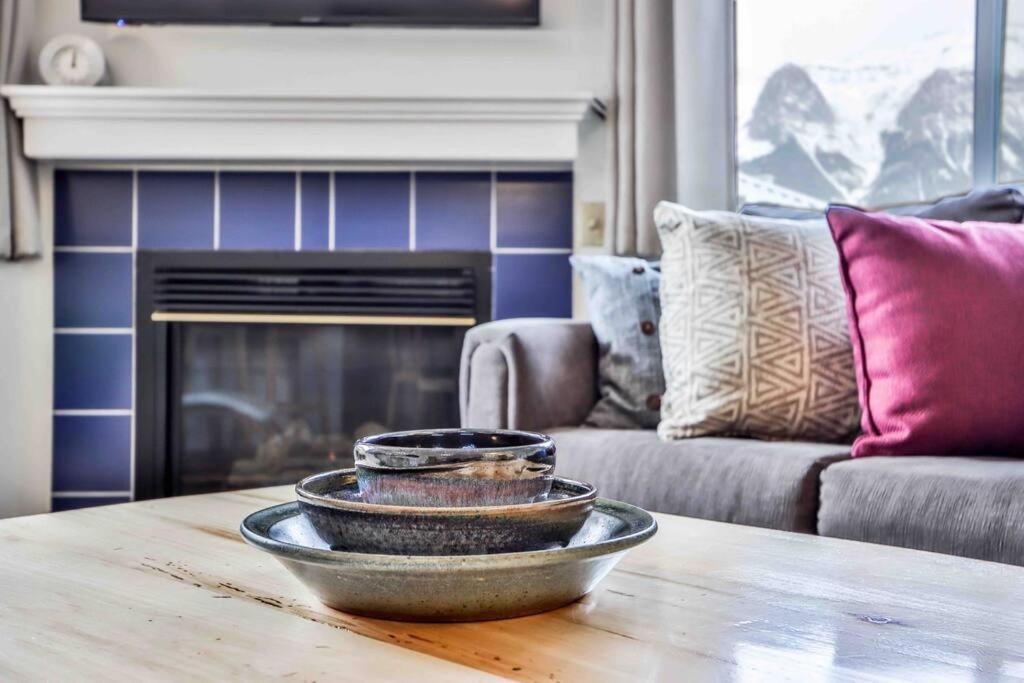 Big Mountain Views - Bright 2-story Corner Unit Apartment
